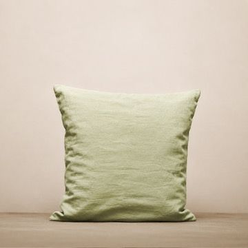 Hufnagel Wool Pillow in Salbeigrün, Frontalansicht auf cremefarbenem Hintergrund
